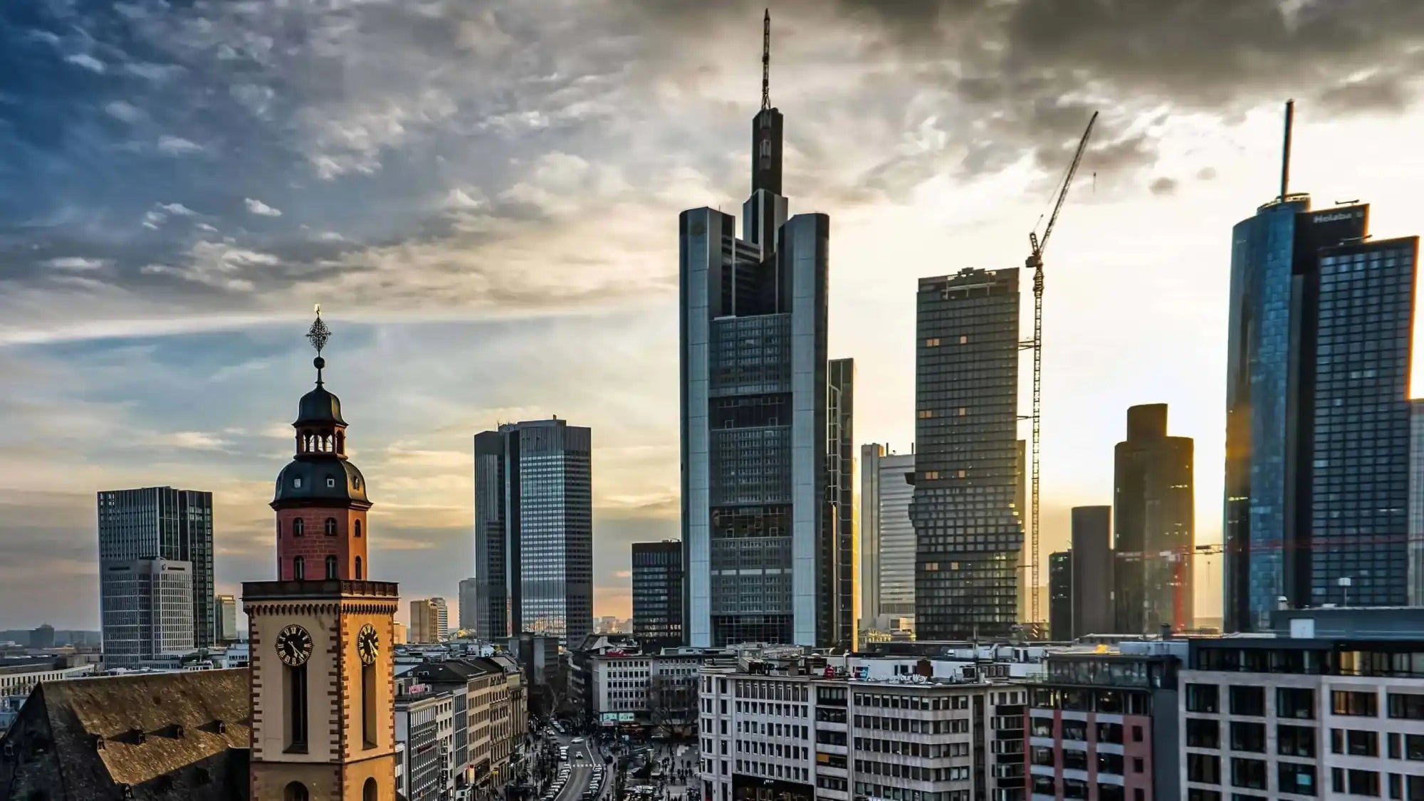 Skyline von Frankfurt, Deutschland, mit modernen Wolkenkratzern und einem historischen Kirchturm